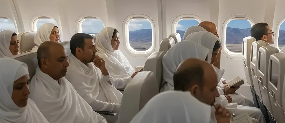 Pilgrims preparing to make intention (Niyyah) near the Miqat before entering Ihram for Umrah or Hajj